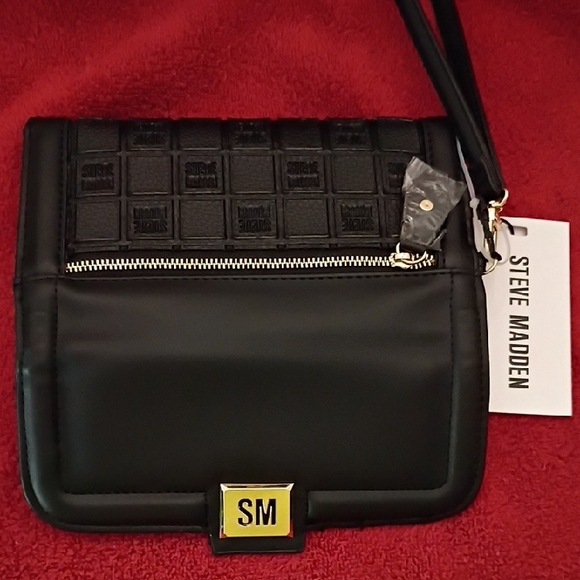 NWT🎁FREE GIFT INCLUDED🎁Steve Madden Black Wristlet with Gold Brand Logo - Picture 11 of 16